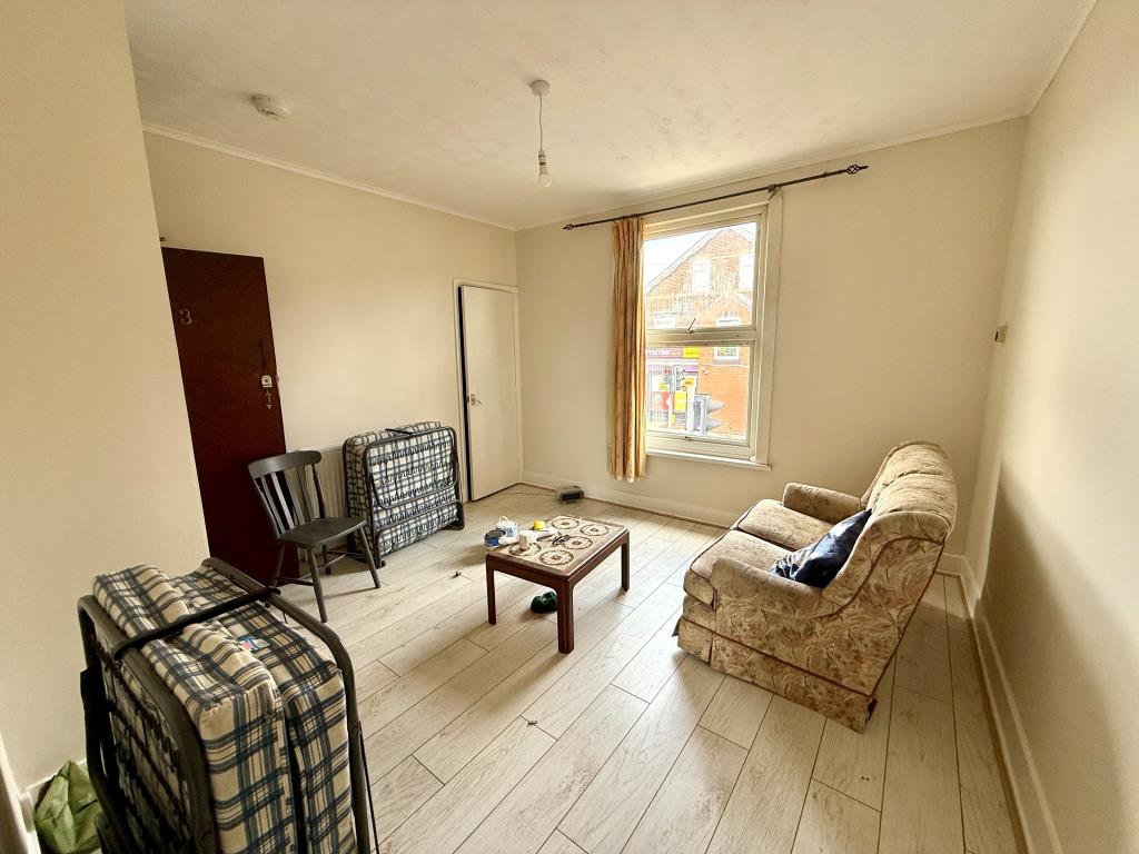 Lot: 67 - MIXED RESIDENTIAL AND COMMERCIAL INVESTMENT - Flat Three Living Room